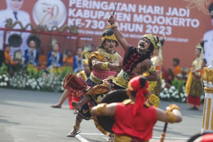 RAJA MAJAPAHIT: Sejumlah penari tampil dalam sendratasik Tribuana Tunggadewi Labuh Negeri dalam upacara puncak peringatan Hari Jadi Ke 730 Kabupaten Mojokerto, Selasa (9/5). (Sofan Kurniawan/JPRM)
