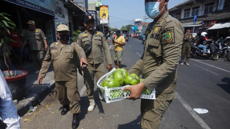 PENERTIBAN: Satpol PP Kota Mojokerto menertibkan pedagang kaki lima (PKL) Pasar Tanjung Anyar Kota Mojokerto, Rabu (31/5). (Sofan Kurniawan/JPRM)