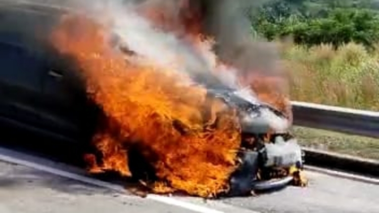 DIDUGA KORSLETING: Sebuah mobil grandis tampak terbakar hebat di ruas tol Sumo KM 704, Rabu (31/5). (Adi Nugroho/JPRM)