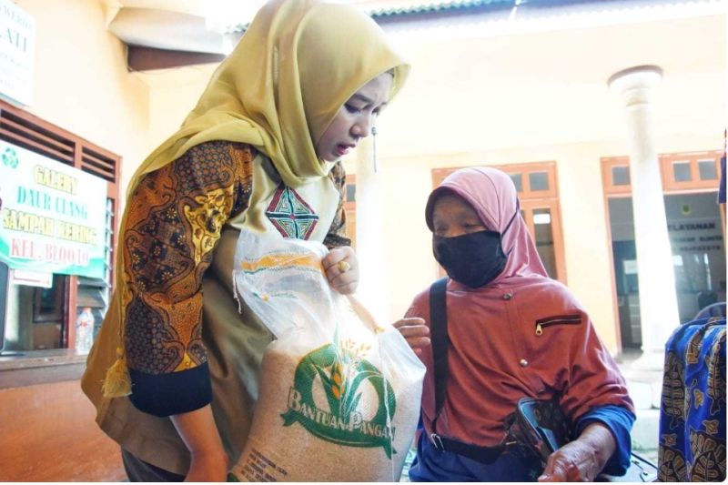 Wali Kota Mojokerto Ika Puspitasari (kiri) meninjau Bantuan Pangan Cadangan Beras Pemerintah (CBP) di Kantor Kelurahan Blooto, Kecamatan Prajuritkulon, Jumat (12/5/2023). ANTARA/HO Pemkot Mojokerto