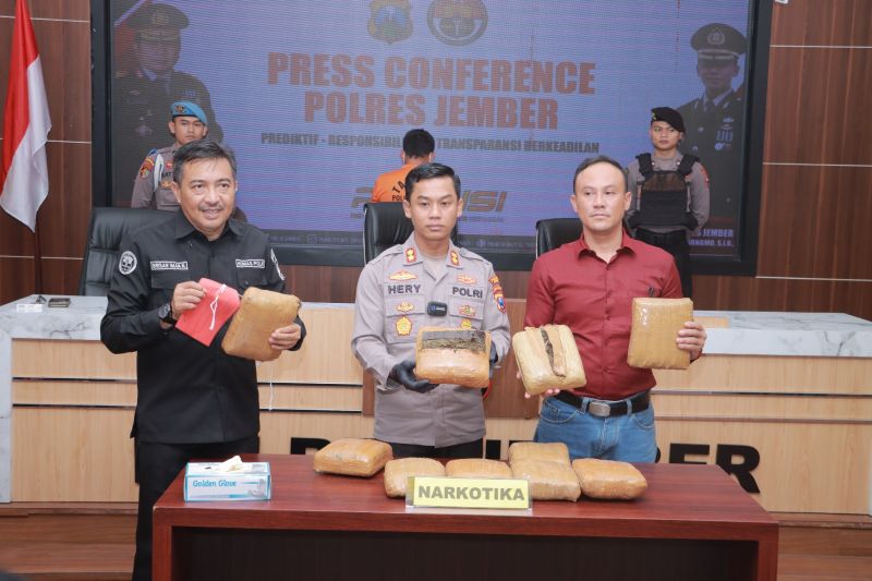 Kapolres Jember AKBP Hery Purnomo (tengah) menunjukkan barang bukti yang disita sebanyak 10 kg ganja kering saat konferensi pers yang digelar di Mapolres Jember, Rabu (3/5/2023) ANTARA/HO-Polres Jember