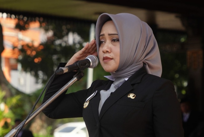 Bupati Ikfina Fahmawati ketika upacara peringatan Hardinkas di kantor Pemkab, Selasa (2/4).