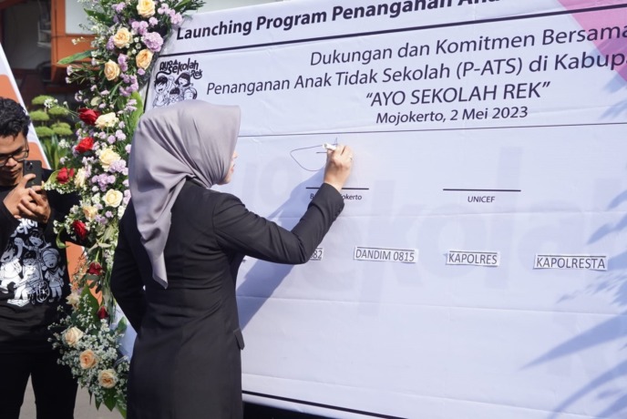 SEPAKAT: Bupati Ikfina bersama Kepala Perwakilan UNICEF Wilayah Jawa Tubagus Arie Rukmantara, Sekda Teguh Gunarko, serta jajaran Forkopimda Kabupaten Mojokerto menandatangani peluncuran program P-ATS, Selasa (2/5).