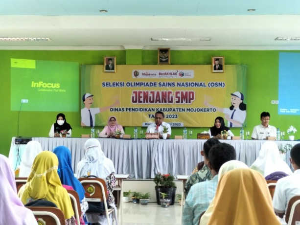BERI MOTIVASI: Kepala Dispendik Kabupaten Mojokerto Ludfi Ariyono membuka kegiatan seleksi awal OSN 2023 di SMPN 1 Sooko, Rabu (3/5).