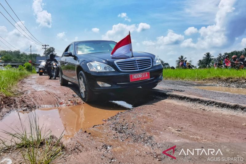 Mobil sedan yang dinaiki Presiden Joko Widodo terlihat melintasi Jalan Terusan Ryacudu, Kota Baru, Jati Agung, Lampung Selatan, Jumat (5/5/2023). ANTARA/HO-Biro Pers Sekretariat Presiden