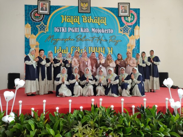 SALING MEMBANGUN: Pengurus IGTKI Kabupaten Mojokerto berfoto bersama usai acara halalbihalal di Gedung PGRI, kemarin (7/5). (Indah Oceananda/JPRM)
