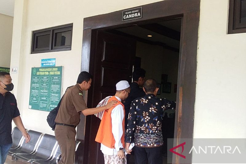 Terdakwa FM mengenakan pakaian putih dengan rompi oranye memasuki ruang sidang untuk mendengarkan keterangan saksi-saksi yang dihadirkan oleh JPU di PN Jember, Kamis (11/5/2023). ANTARA/Zumrotun Solichah
