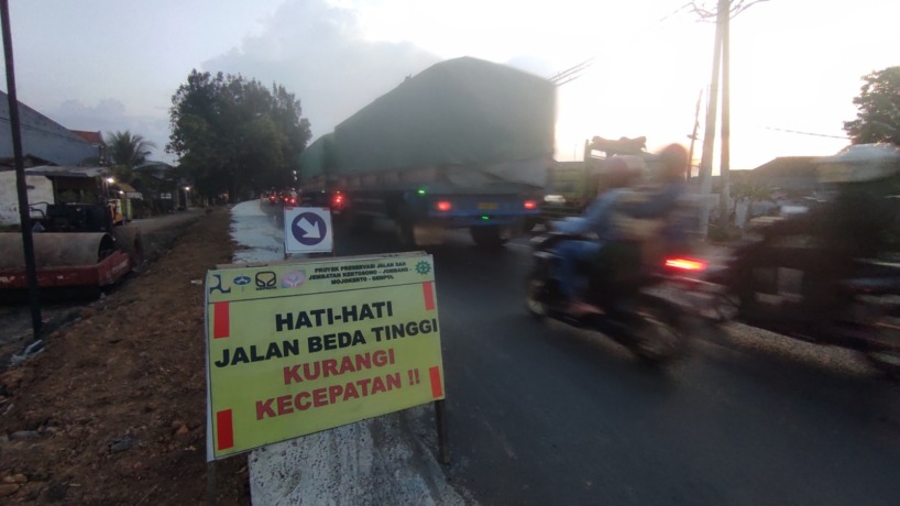 PADAT: Sejumlah kendaraan harus berhati-hati saat melintas di Bypass Kenanten setelah proyek pelebaran jalan kembali dilanjutkan. (Sofan Kurniawan/JPRM)