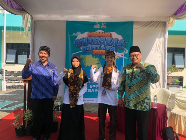 SIMBOLIS: Ketua Yayasan Permata Mojokerto dan Kepala Kantor Kemenag Kota Mojokerto menyerahkan cenderamata pada siswa yang berangkat ke luar negeri. (Indah Oce/JPRM)