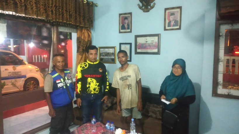 BIKIN GEGER LAGI: Pria yang diduga gangguan jiwa dievakuasi ke Panti Werdha Mojopahit usai didata di Mapolsek Jatirejo. Kemarin (12/5), dia kabur dari panti dengan loncat pagar lalu menghilang. (Zainal Relawan for JPRM)