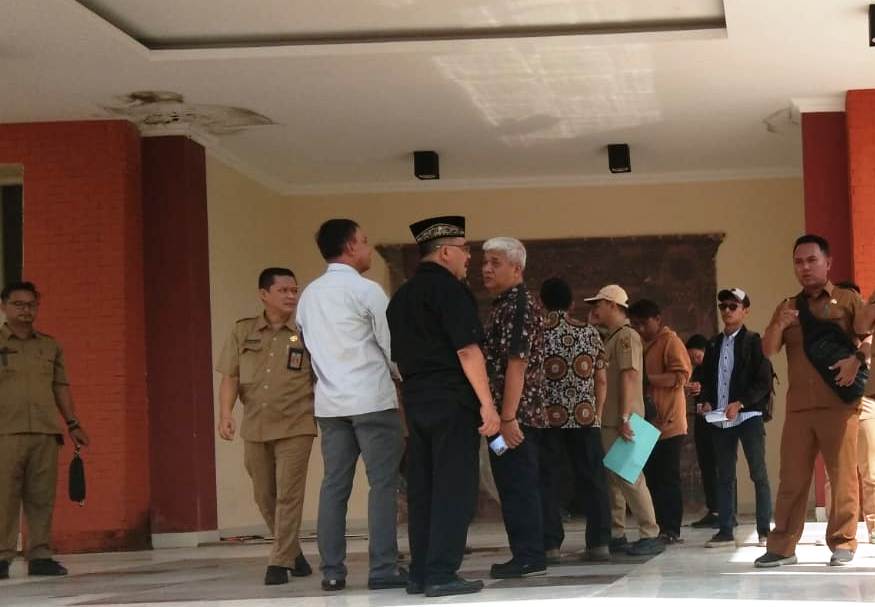 ATAP BOCOR: Pimpinan dan Komisi II DPRD Kota Mojokerto saat menemukan kondisi atap plafon yang bocor di teras masuk gedung dewan baru di Jalan Surodinawan, Kecamatan Prajurit Kulon, Senin (8/5). (Rizal Amrulloh/JPRM)