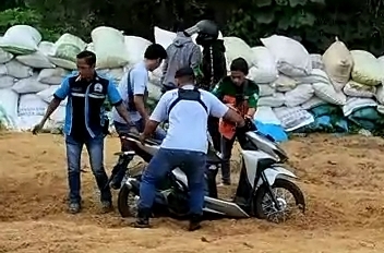 EVAKUASI: Relawan membantu pemotor yang mengalami rem blong di jalur penyelamat tikungan Gotean, Kecamatan Pacet, Kabupaten Mojokerto, kemarin. (Yulianto Adi Nugroho/JPRM)