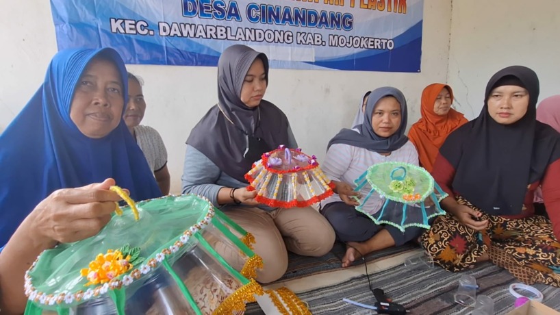 KREATIF: Ibu-ibu TP PKK Desa Cinandang, Kecamatan Dawarblandong, Kabupaten Mojokerto, sedang menggarap kerajinan tudung saji berbahan gelas air mineral bekas. (Adi Nugroho/JPRM)