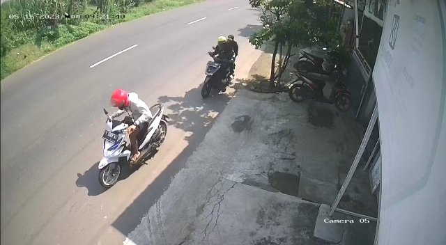 TEREKAM CCTV: Pelaku kabur membawa motor korban dengan diikuti dua pelaku lain di belakangnya. (Adi Nugroho/JPRM)
