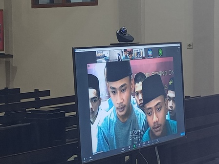 DIADILI: Terdakwa kasus pengeroyokan menjalani sidang pemeriksaan saksi di PN Mojokerto, Selasa (9/5). (Adi Nugroho/JPRM)