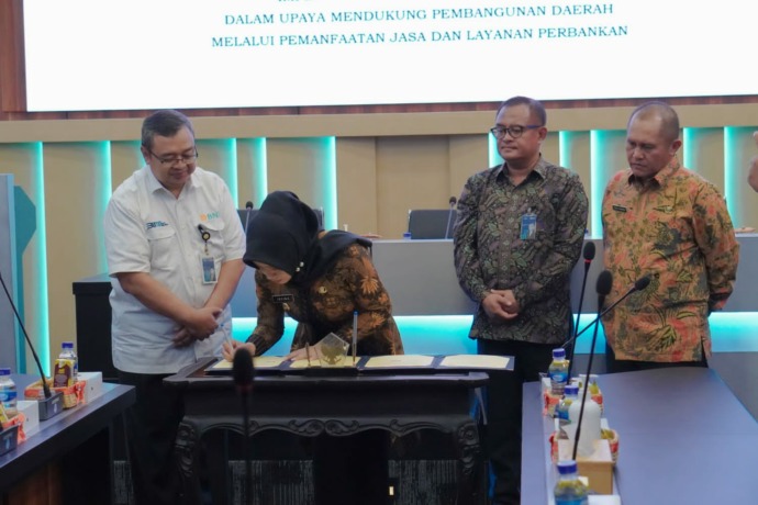 TEKEN: Bupati Mojokerto, dr. Ikfina Fahmawati M.Si menandatangani nota kesepakatan bersama dengan BNI Cabang Mojokerto terkait program Smartcity.