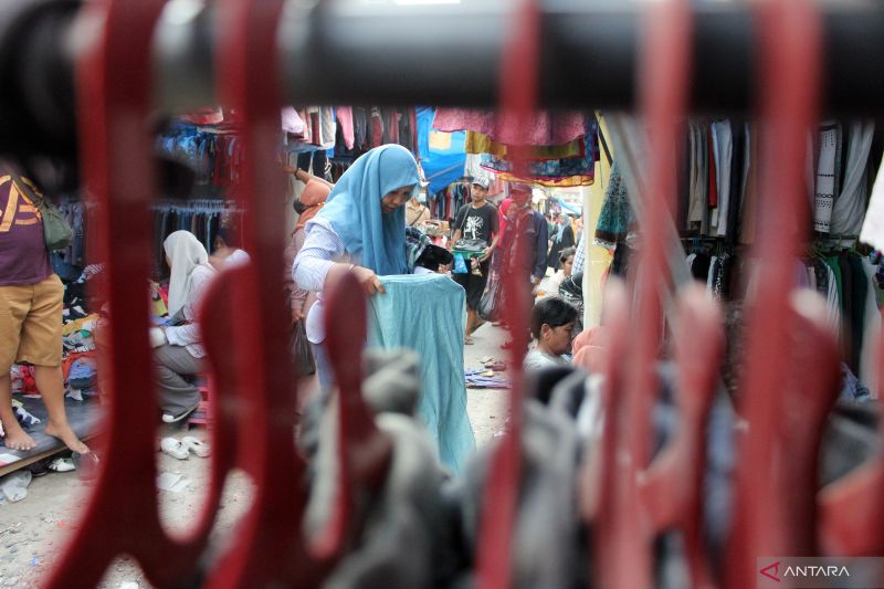 Calon pembeli memilih pakaian bekas impor di Pasar Sambu Medan, Kota Medan, Sumatera Utara, Senin (17/4/2023). ANTARA FOTO/Yudi/foc.