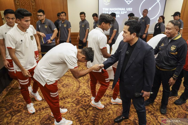 Ketum PSSI Erick Thohir (kedua kanan) didampingi Waketum PSSI Zainudin Amali (kanan) bersalaman dengan pemain Timnas U-22 usai melakukan pertemuan di Jakarta, Jumat (21/4/2023). Pertemuan tersebut dilakukan untuk memberi arahan dan semangat kepada pemain