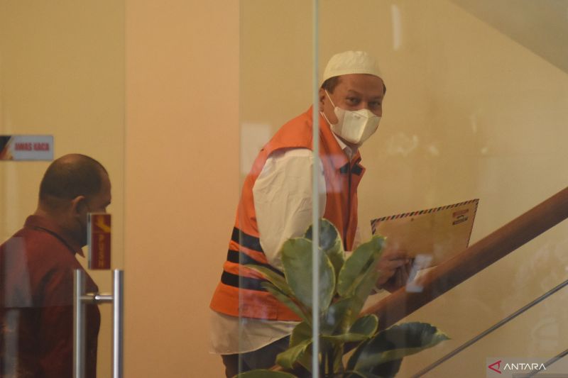 Arsip foto - Mantan Kepala Subbagian Penerapan Pidana dan HAM Bagian Penerapan Hukum Biro Bankum Divisi Hukum Polri pada Mabes Polri AKBP Bambang Kayun (kanan) berjalan ke ruang pemeriksaan di Gedung Merah Putih KPK, Jakarta, Jumat (14/4/2023). ANTARA FOT