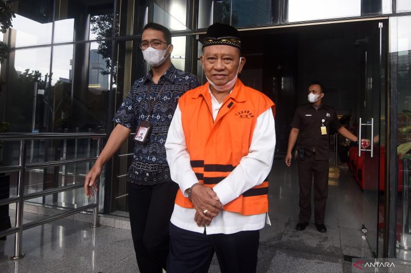 Mantan bupati Sidoarjo Saiful Ilah (tengah) berjalan menuju mobil tahanan usai menjalani pemeriksaan di Gedung Merah Putih KPK, Jakarta, Kamis (13/4/2023). (ANTARA FOTO/Indrianto Eko Suwarso/hp)