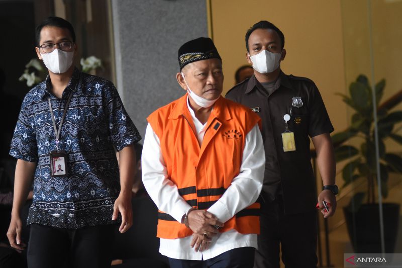 Arsip foto - Mantan Bupati Sidoarjo Saiful Ilah (tengah) berjalan menuju mobil tahanan usai menjalani pemeriksaan di Gedung Merah Putih KPK, Jakarta, Kamis (13/4/2023). Saiful Ilah menjalani pemeriksaan sebagai tersangka dalam kasus dugaan penerimaan grat