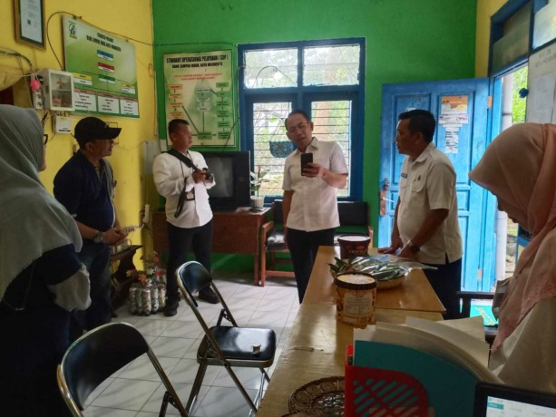 INSPEKSI: Sekretaris Daerah Kota Mojokerto Gaguk Tri Prasetyo didampingi Plt Kepala DLH Kota Mojokerto Amin Wachid saat meninjau Bank Sampah Induk (BSI) di TPA Randegan, Rabu (26/4). (Rizal Amrulloh/JPRM)