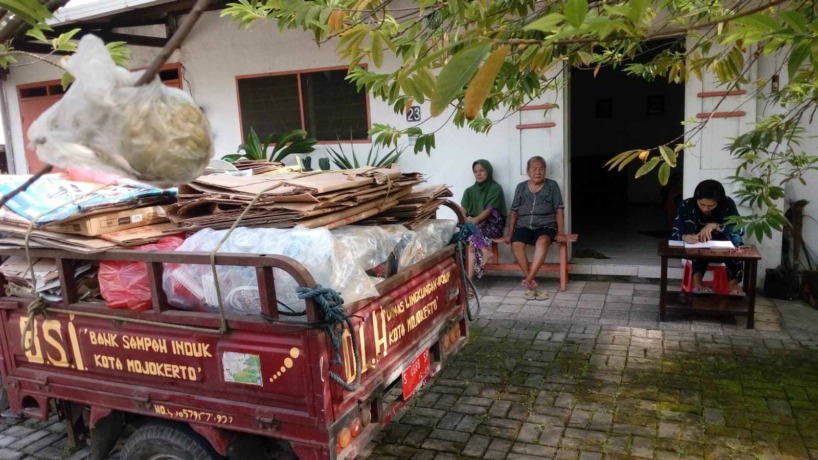 DIPILAH: Petugas bank sampah melakukan perhitungan saat petugas BSI melakukan pengambilan sampah.