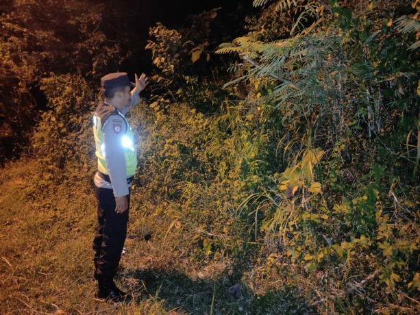 ANTISIPASI: Petugas Polsek Jetis berpatroli di kawasan hutan ekowisata Watu Blorok di Desa Kupang, dari ancaman bencana kebakaran hutan dan lahan. (dok Polsek Jetis for JPRM)