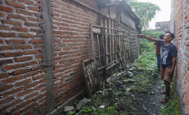 TKP: Suami Sri menunjukkan lokasi perusakan emperan rumah miliknya di Desa Sumberwuluh, Kecdamatan Dawarblandong, Kabupaten Mojokerto, beberapa waktu lalu. (dok JPRM)