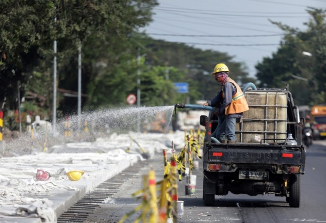 BERLAKU SATU JALUR: Proses pengecoran Jalan Bypass, Kota Mojokerto, dari simpang Sekarputih sampai perlintasan KA Gunung Gedangan, kemarin. (dok JPRM)