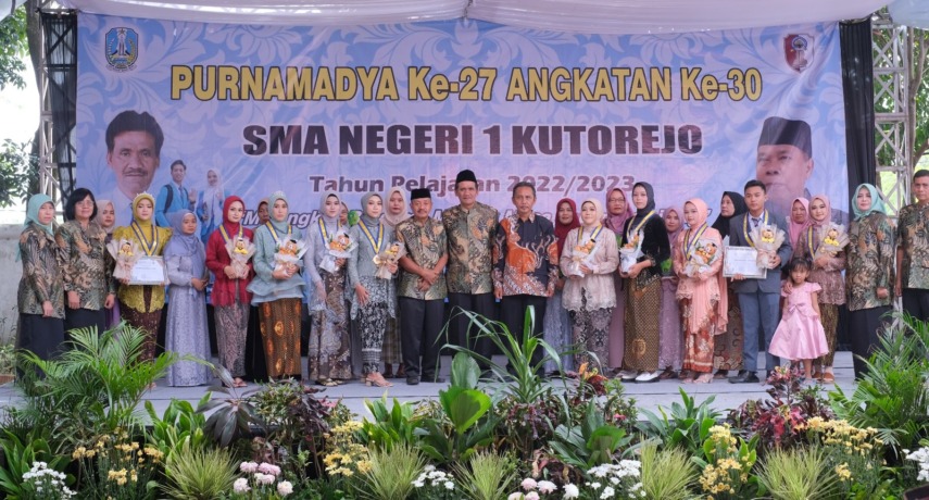GEMILANG: Kepala SMAN 1 Kutorejo berfoto bersama dengan lulusan berprestasi tahun ajaran 2022/2023. (dok SMKN 1 Kutorejo for JPRM)