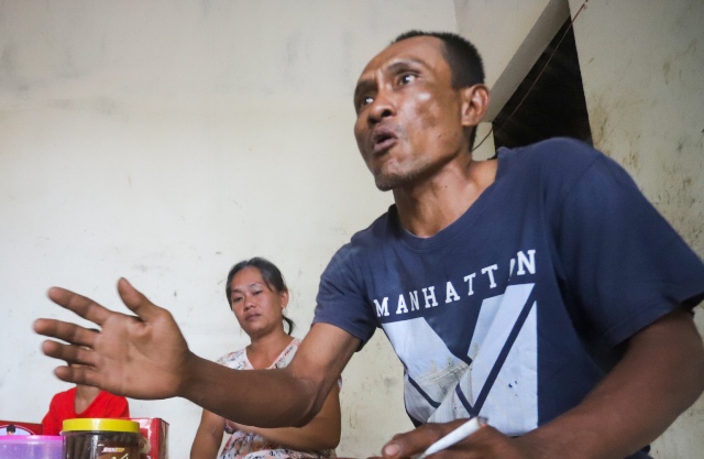 PERSETERUAN KELUARGA: Sri bersama suaminya Pujianto menceritakan perkara yang membuat pihaknya melaporkan kerabat dan tetangga ke polisi hingga akhirnya kini dipenjara. (Sofan Kurniawan/JPRM)