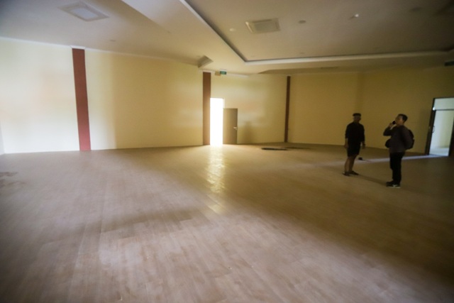 TIDAK RATA: Kondisi permukaan lantai di ruang sidang gedung baru DPRD Kota Mojokerto yang tampak menggelombang, kemarin. (Sofan Kurniawan/JPRM)