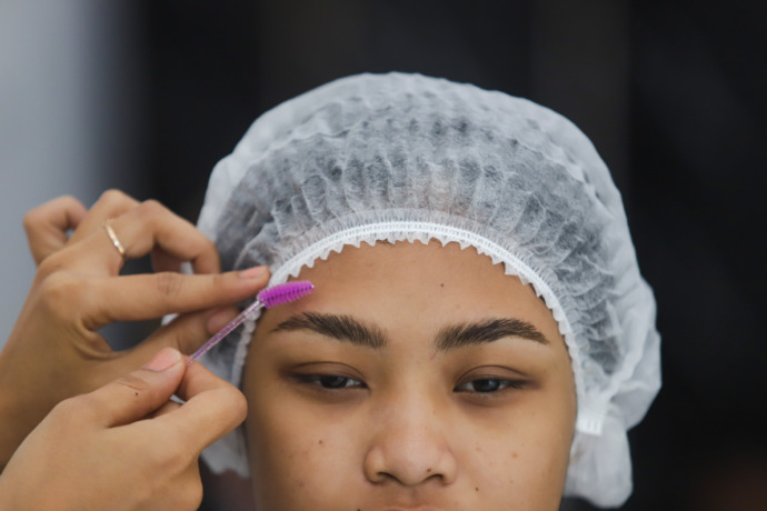TEKNIK BARU: Seorang model menjalani treatment eyebrow bomber. (Sofan Kurniawan/JPRM)