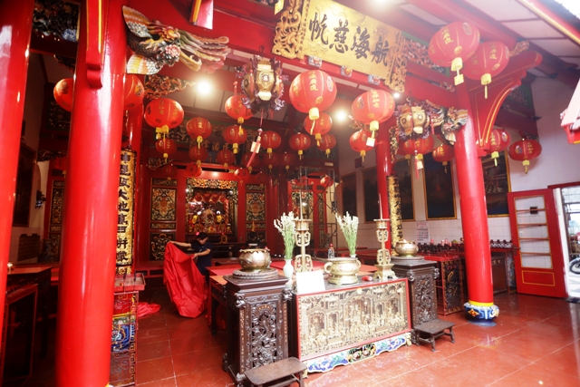 KIMSIN: Altar YM Makco Thian Shang Sheng Mu atau Dewi Air yang menjadi tuan rumah di Kelenteng Hok Sian Kiong, Kota Mojokerto. (Sofan Kurniawan/JPRM)