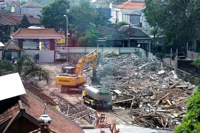 DIRATAKAN: Pekerja merobohkan eks gedung SDN Mojosari dengan menggunakan alat berat, kemarin. Lokasi ini akan dibangun gedung rumah sakit untuk menambah kapasitas ruang pasien dan layanan kesehatan. (Sofan Kurniawan/JPRM)