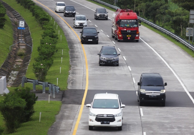 RAMAI: Arus lalu lintas kendaraan di jalur Tol Jombang-Mojokerto (Jomo)