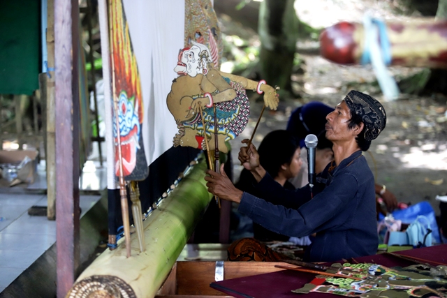 RITUAL: Pentas wayang kulit yang dimainkan di siang hari secara singkat tersebut merupakan rangkaian sedekah bumi dan ritual tolak bala. (Sofan Kurniawan/JPRM)