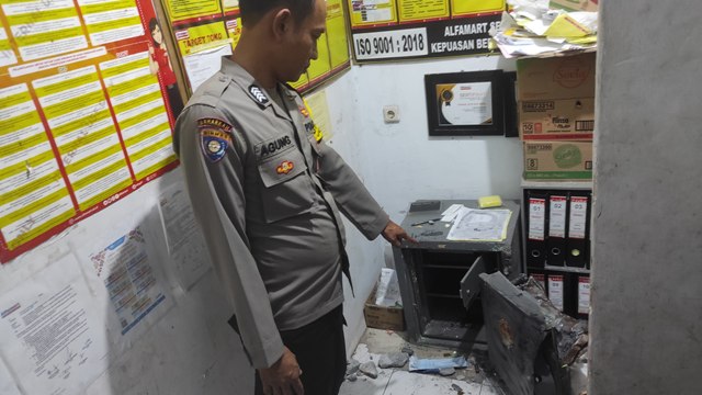 PENYELIDIKAN: Polisi melakukan olah TKP pembobolan minimarket di Desa Kupang, Kecamatan Jetis, Kabupaten Mojokerto, Selasa (9/5). (Farisma Romawan/JPRM)