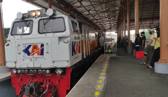 TINGGI: Penumpang kereta api tambahan lebaran yang turun di Stasiun Mojokerto kemarin. (Farisma Romawan/JPRM)