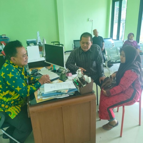 KOSONG: Petugas Kemenag Kabupaten Mojokerto melayani CJH yang mengkonfirmasikan pelunasan biaya perjalanan ibadah haji (Bipih), kemarin. (Farisma Romawan/JPRM)