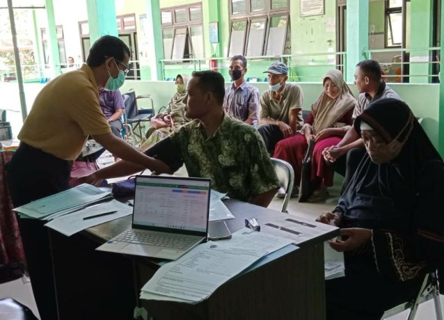 TES KESEHATAN: Calon Jamaah Haji (CJH) Kabupaten Mojokerto menjalani medical check up di Puskesmas selama April lalu. (Farisma Romawan/JPRM)