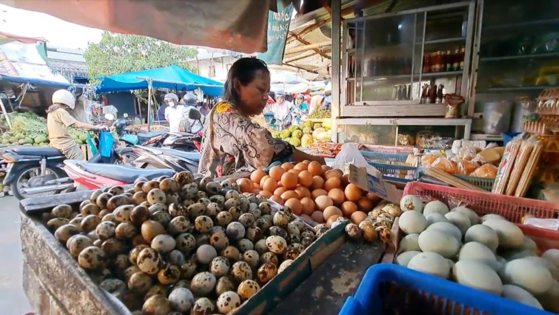 MERUGI: Agus Sugianto memilah telur yang ia jual ke konsumen di Pasar Tanjung Anyar Kota Mojokerto, kemarin. (Farisma Romawan/JPRM)