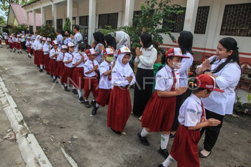 Sejumlah guru saling memberi salam kepada siswa saat hari pertama masuk sekolah setelah libur Lebaran di SD Negeri 4 Menteng, Palangka Raya, Kalimantan Tengah, Selasa (2/5/2023). Siswa dan guru setempat menggelar acara halalbihalal dengan saling memberi s