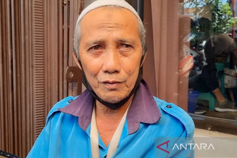 Sri Suharto ditemui di sela pekerjaan di Solo, Rabu (17/5/2023). ANTARA/Aris Wasita