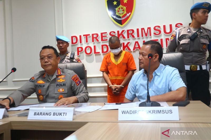 Kabid Humas Polda Kaltim Kombes Yusuf Sutejo memaparkan kasus tersangka YG yang menyebarkan konten porno di twitter. (ANTARA/novi abdi)