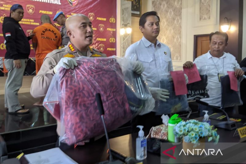 Kapolresta Pati Kombes Pol Andhika Bayu Adhittama didampingi Kasat Reskrim Kompol Onkoseno Grandiarso menunjukkan barang bukti bantal yang dipakai membekap saat konferensi pers di Mapolresta Pati, Rabu (3/5/2023). (ANTARA/Akhmad Nazaruddin Lathif)