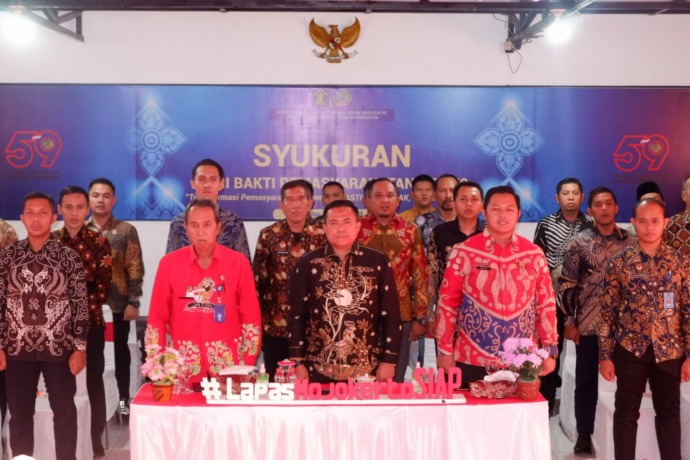 BERPRESTASI: Kalapas Kelas II-B Mojokerto Dedy Cahyadi dan jajaran mengikuti acara peringatan puncak HBP ke-59 secara daring, Rabu (3/5). (dok Lapas Kelas-II B Mojokerto for JPRM)