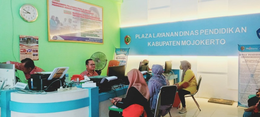 ANTRE: Pendaftar melakukan proses verval PPDB di Plaza Dispendik Kabupaten Mojokerto beberapa waktu lalu.