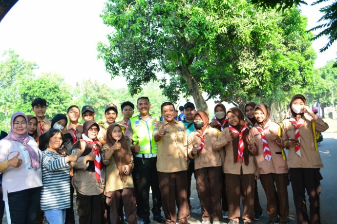 KONSISTEN: DLH Kota Mojokerto bersama kelompok Pramuka Penggalang ikut andil membersihkan aliran Sungai Sadar yang di sekitar jembatan Jalan Pahlawan. (Indah Oceananda/JPRM)